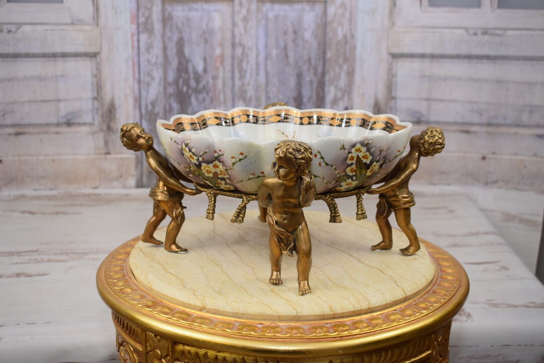 ヴィンテージ磁器ボウル：ブロンズエンジェル、豪華に装飾された台地