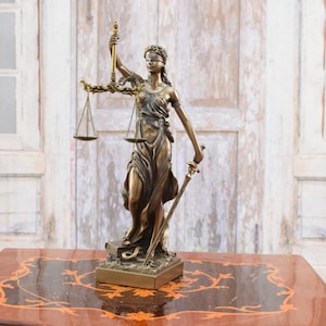 Justitia Skulptur Figur Kunstwerk Statue Geschenk für Jurist und Richter Statue Justitia Wohnkultur Geschenkidee Bild 8