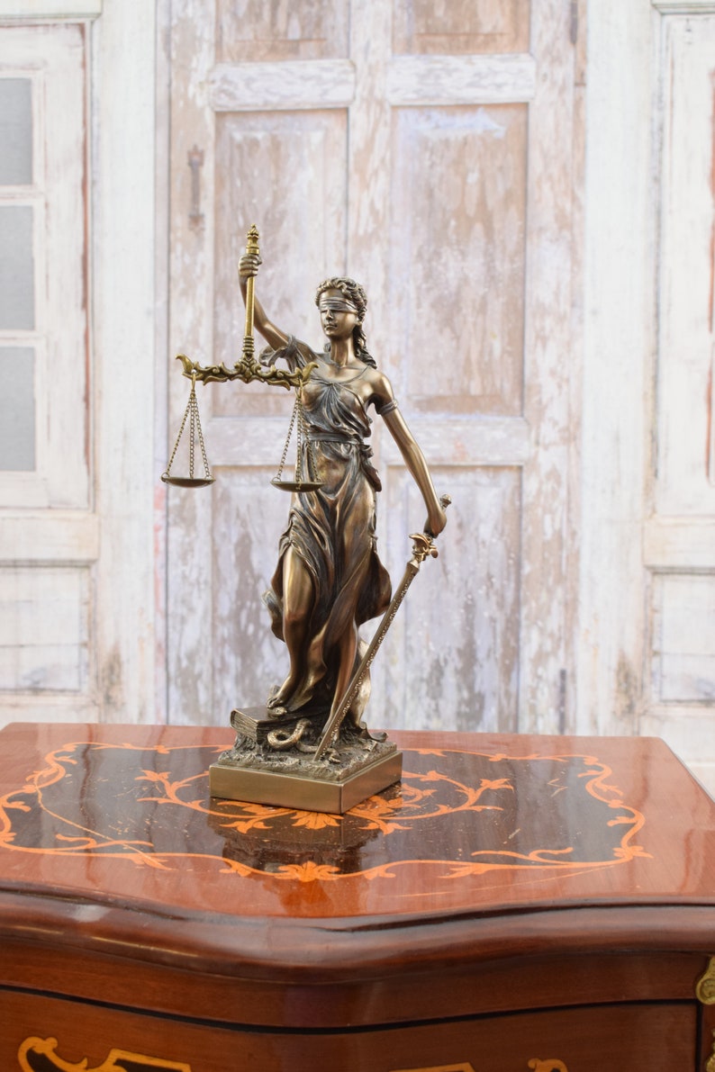 Justitia Skulptur Figur Kunstwerk Statue Geschenk für Jurist und Richter Statue Justitia Wohnkultur Geschenkidee Bild 8