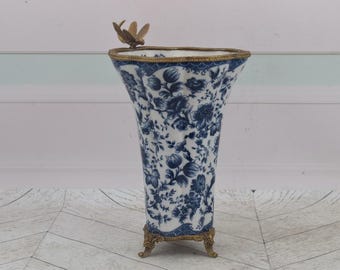Porseleinen bloemenvaas: witte en blauwe bloemen, bronzen libelaccent