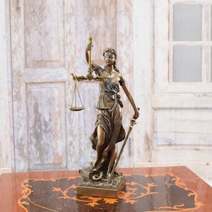 Justitia Skulptur Figur Kunstwerk Statue Geschenk für Jurist und Richter Statue Justitia Wohnkultur Geschenkidee Bild 9