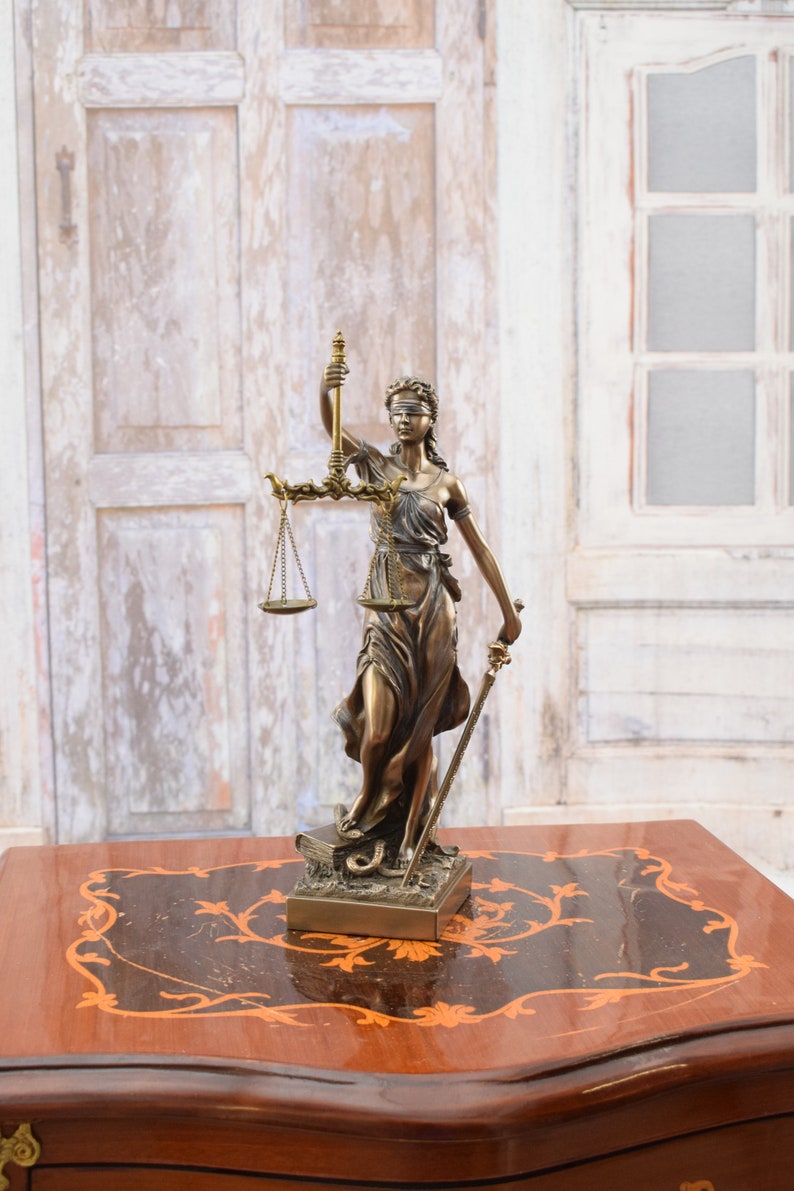 Justitia Skulptur Figur Kunstwerk Statue Geschenk für Jurist und Richter Statue Justitia Wohnkultur Geschenkidee Bild 9