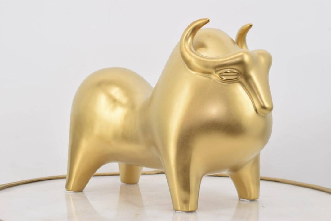 モダニスト雄牛の彫刻 - セラミックと金属製の黄金の像 - 高級ギフト