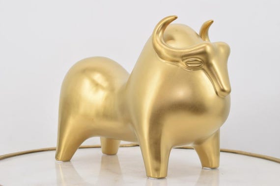 金属製 牛と人物の彫刻 モダニスト雄牛の彫刻 - セラミックと金属製の黄金の像 - 高級ギフト