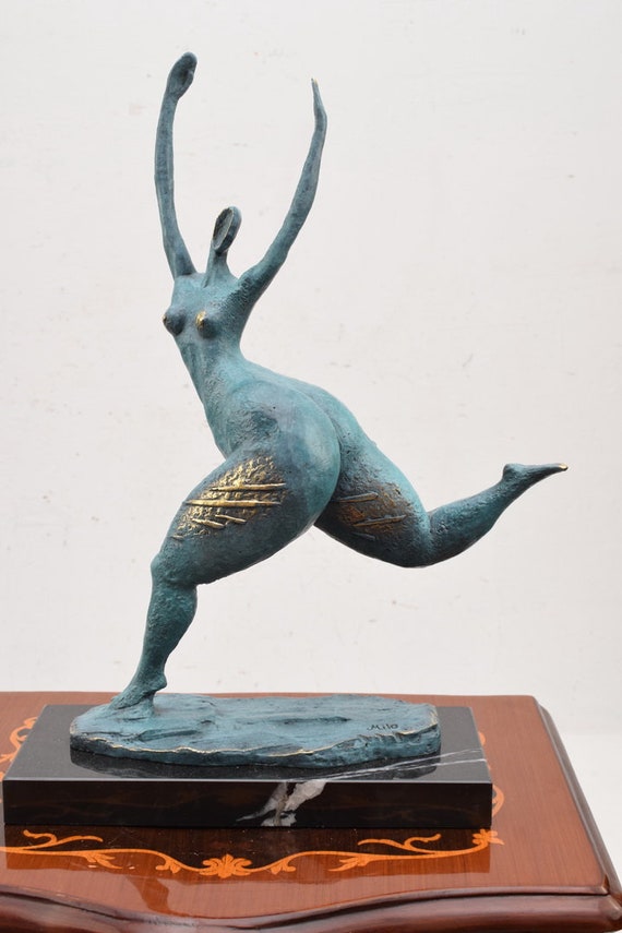 ブロンズ像踊る女性