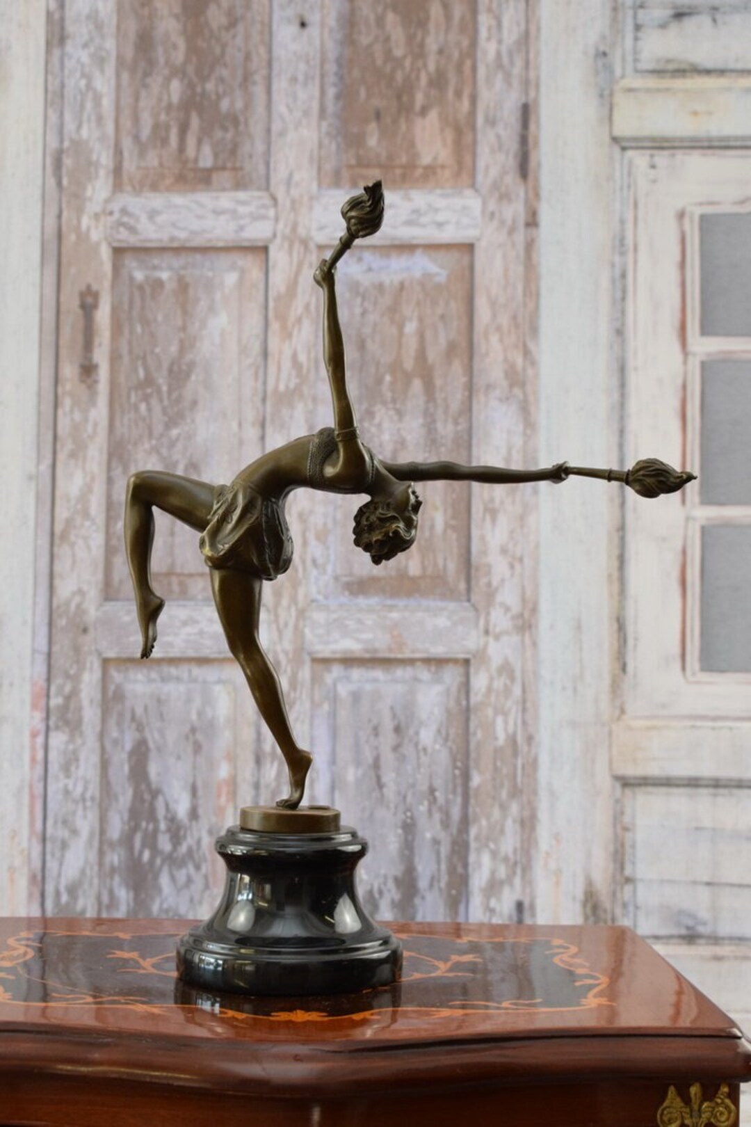 ブロンズ女性像 大理石台座 松明を持つ女性の彫刻：大理石の台座に置かれたブロンズ体操選手