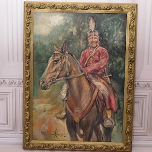 K&ouml;nnte beinhalten: Ein gerahmtes &Ouml;lgem&auml;lde eines Mannes auf einem Pferd. Der Mann tr&auml;gt eine rot-goldene Uniform und einen Federhut. Das Pferd ist braun und hat einen wei&szlig;en Streifen auf der Schnauze. Das Gem&auml;lde ist vor einem gr&uuml;nen Hintergrund.