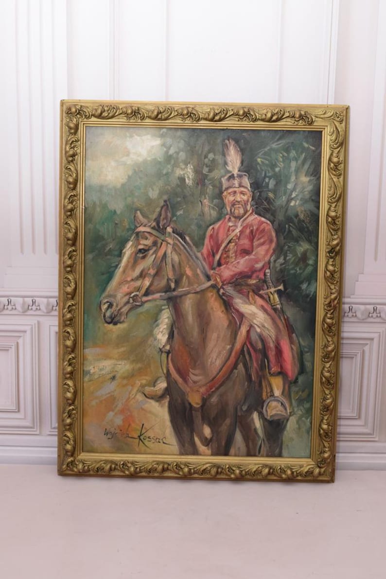 K&ouml;nnte beinhalten: Ein gerahmtes &Ouml;lgem&auml;lde eines Mannes auf einem Pferd. Der Mann tr&auml;gt eine rot-goldene Uniform und einen Federhut. Das Pferd ist braun und hat einen wei&szlig;en Streifen auf der Schnauze. Das Gem&auml;lde ist vor einem gr&uuml;nen Hintergrund.