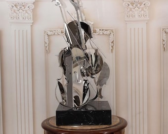 Escultura de violín vintage de acero inoxidable: decoración musical hecha a mano sobre base de granito.