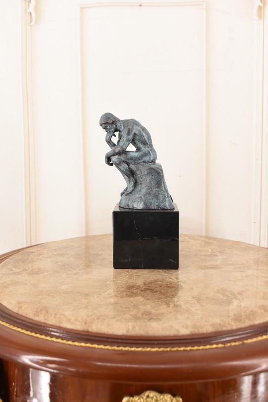 考える人のブロンズ像 – オーギュスト・ロダン彫刻、大理石台座に緑色