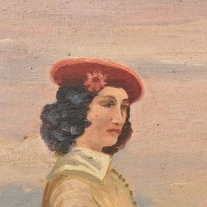 Pu&ograve; includere: Dipinto a olio di una donna con un cappello rosso con un fiore e un cappotto colorato chiaro. La donna ha i capelli ricci scuri ed &egrave; ambientata su uno sfondo dai colori pastello tenui. L'opera &egrave; un ritratto.