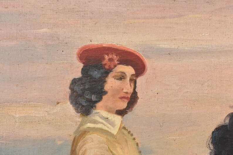 Pu&ograve; includere: Dipinto a olio di una donna con un cappello rosso con un fiore e un cappotto colorato chiaro. La donna ha i capelli ricci scuri ed &egrave; ambientata su uno sfondo dai colori pastello tenui. L'opera &egrave; un ritratto.