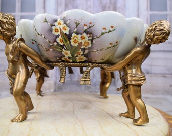 ヴィンテージ磁器ボウル：ブロンズエンジェル、豪華に装飾された台地