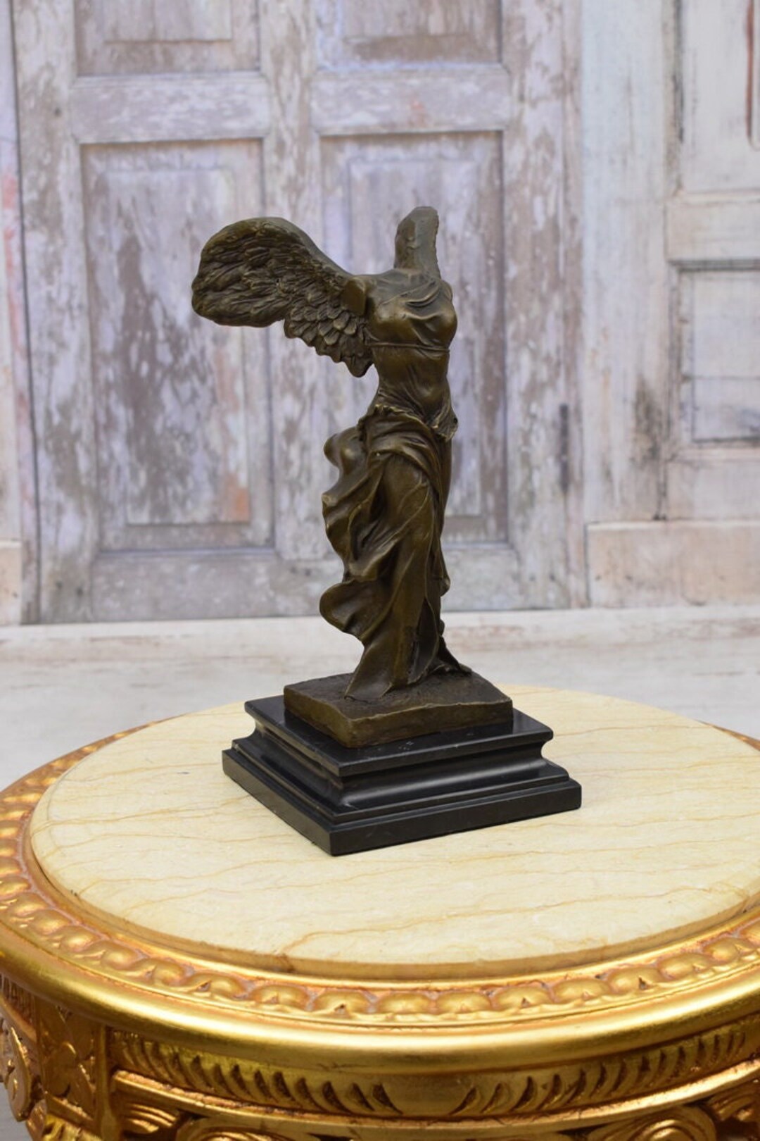 Antica Nike greca di Samotracia Scultura in bronzo di Nike su