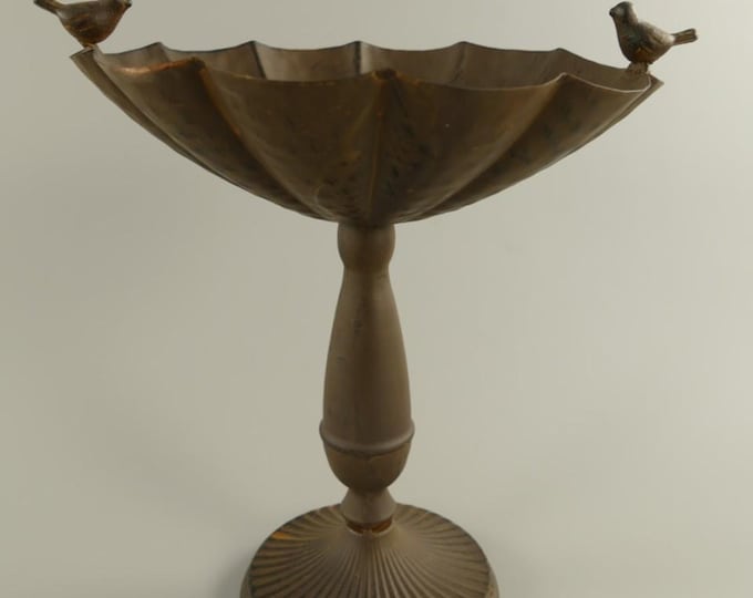 Vintage Style Wrought Iron Birdbath: Garden Decor with Bird Figurines