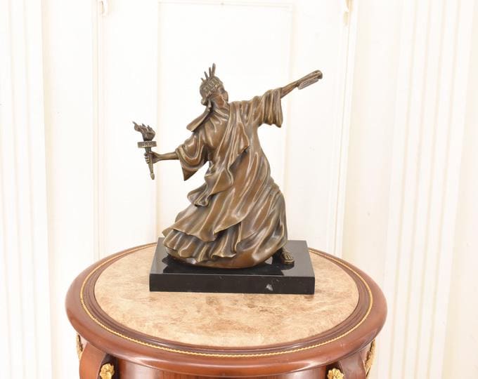 Banksy Style Statue of Liberty Sculpture – Vintage Figural Decor