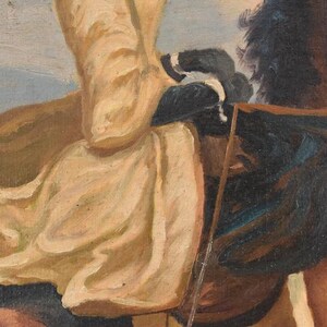 Pu&ograve; includere: Primo piano di un dipinto a olio raffigurante una figura con un indumento beige chiaro, forse una veste o un mantello. Il dipinto utilizza una tavolozza di colori tenui con sfumature di beige, marrone e blu. Le pennellate sono visibili, conferendo all'opera un aspetto strutturato.
