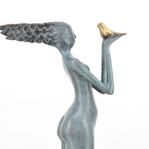 Modernistische bronzen sculptuur vrouw met vogel: blauw patina, marmeren voet, Franse kunst