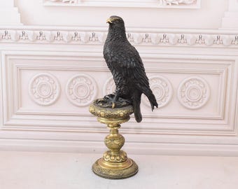 Estátua vintage de águia em bronze sobre pedestal de mármore: decoração para casa ou escritório.