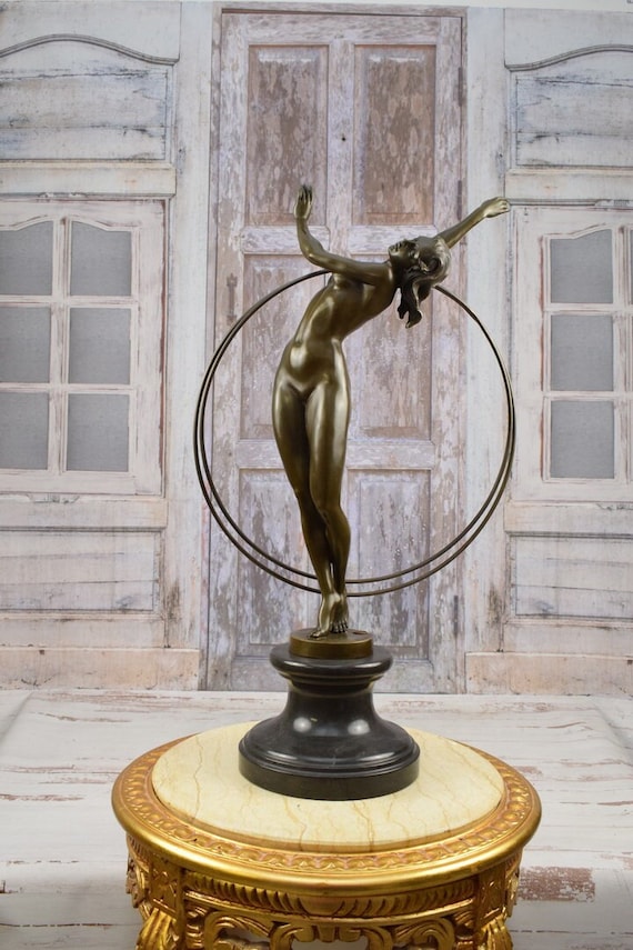 Sculpture femme soclée - France
