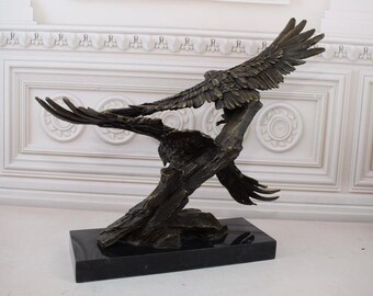 大理石の台座に置かれた飛翔する鷲のブロンズ彫刻 - ヴィンテージの