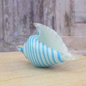 Vintage snäckskalfigur i Murano-stil: Italiensk blårandig glasdekor