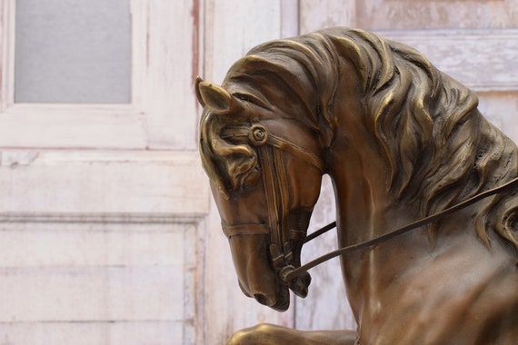 ナポレオン・ボナパルトのブロンズ像：大理石の台座に署名入り彫刻