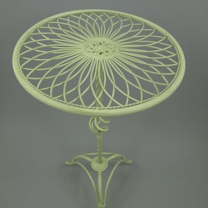 素朴な鉄製フラワーコーヒーテーブル - ベージュガーデンデコレーション