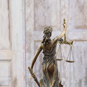 Justitia Skulptur Figur Kunstwerk Statue Geschenk für Jurist und Richter Statue Justitia Wohnkultur Geschenkidee Bild 7