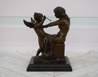 Figura de bronce: Niña y ángel con flecha - Símbolo del amor
