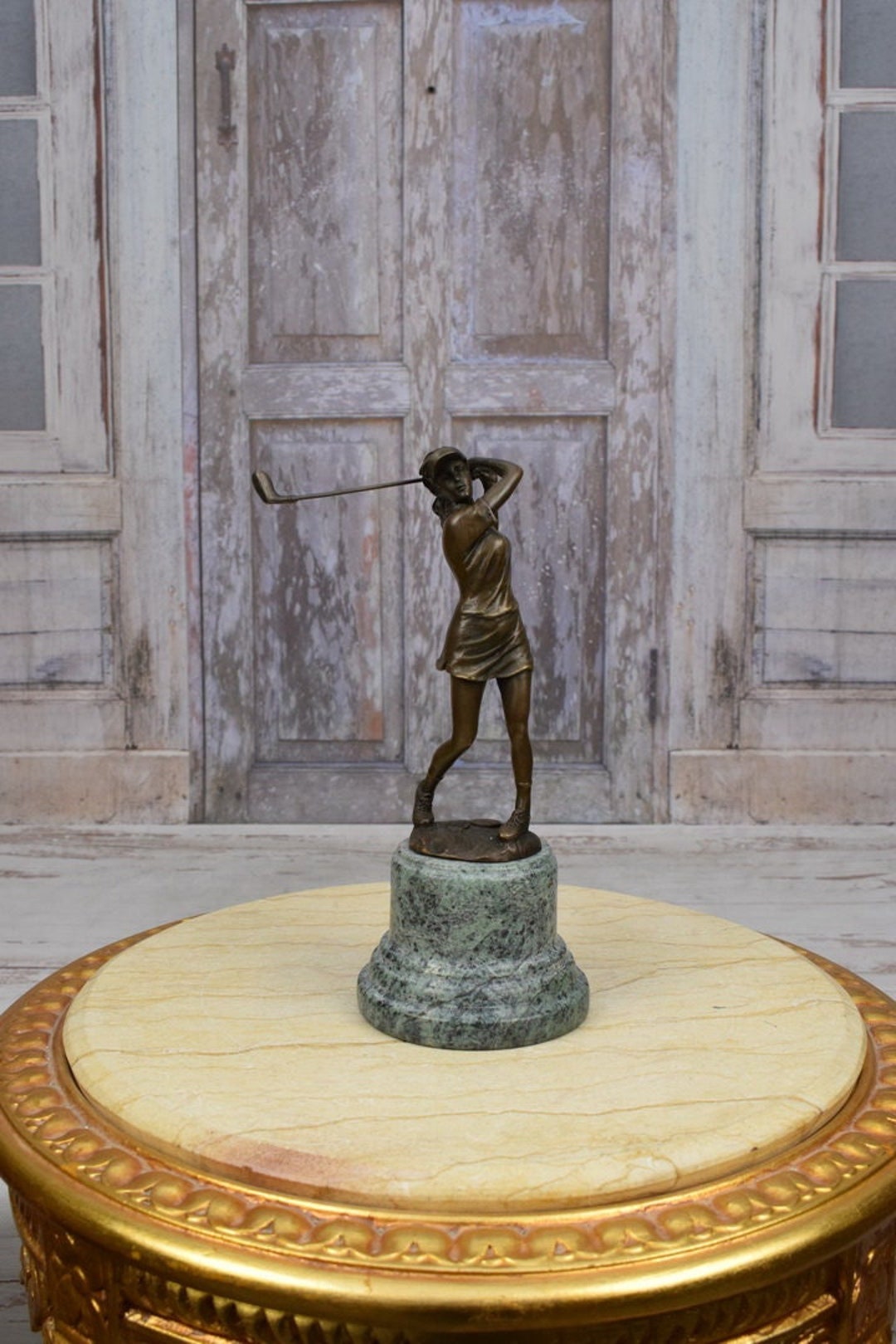 大理石の台座に置かれたブロンズ製ゴルファー女性彫刻