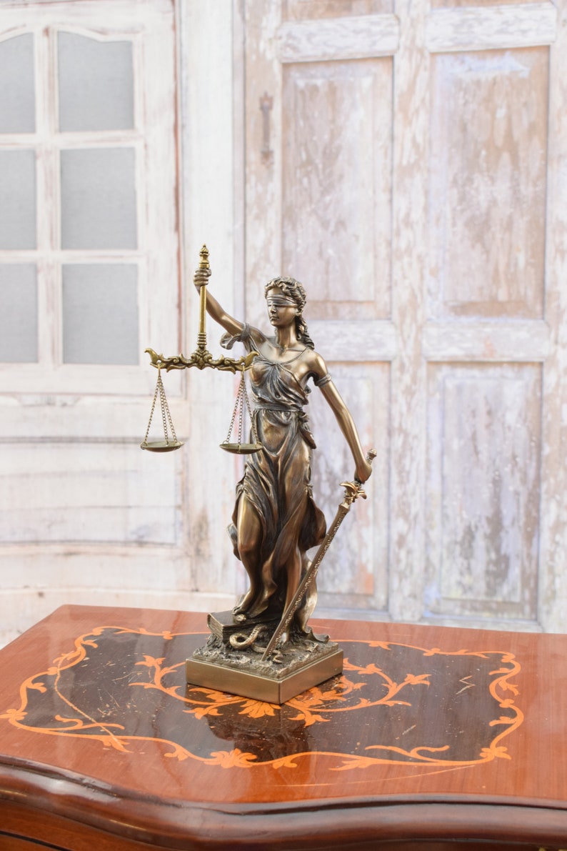 Justitia Skulptur Figur Kunstwerk Statue Geschenk für Jurist und Richter Statue Justitia Wohnkultur Geschenkidee Bild 4