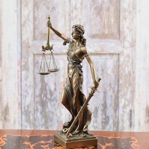 Justitia Skulptur Figur Kunstwerk Statue Geschenk für Jurist und Richter Statue Justitia Wohnkultur Geschenkidee Bild 1