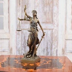 Justitia Skulptur Figur Kunstwerk Statue Geschenk für Jurist und Richter Statue Justitia Wohnkultur Geschenkidee Bild 3