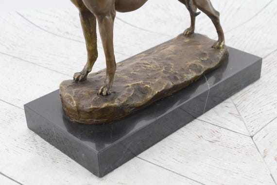 グレイハウンド彫刻：大理石の台座に置かれたブロンズ製の狩猟犬の置物