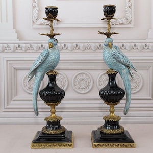 Candelabro de porcelana y bronce con loros azules, estilo Regency, decoración bohemia, estatuas de loros azules, porcelana exclusiva - Idea de regalo