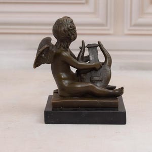 Engel spielt die Harfe Bronze Skulptur auf Marmorsockel, Putto spielt geflügelte Cherub, erstaunliche Bronzestatue, Wohnkultur, Geschenkidee