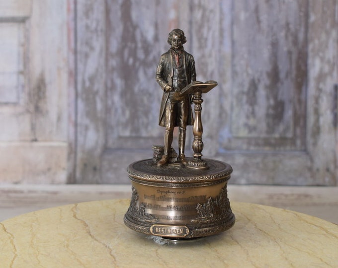 Music Box Figurine - Ludwig van Beethoven - Famous German Pianist Statue - Musician Sculpture for Gift - Elegant Figurine