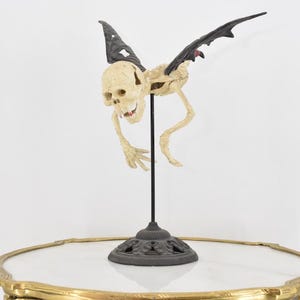 Estatua de esqueleto volador de calavera de hierro fundido – Escultura de calavera con alas sobre soporte – Regalo divertido y decoración para el hogar