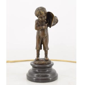 Statua in bronzo di giovane ragazzo con sigaretta - Scultura unica - Idea regalo per collezionisti d&#39;arte e arredamento per la casa - Arte da collezione