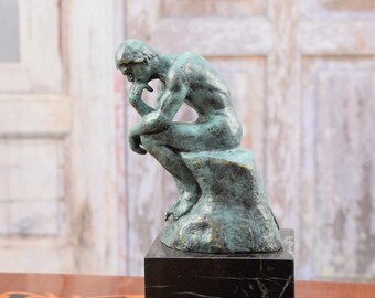 考える人のブロンズ像 – オーギュスト・ロダン彫刻、大理石台座に緑色