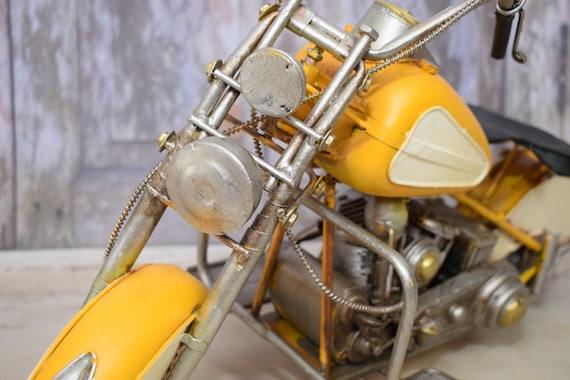 ビンテージ風イエローメタル製オートバイ模型：オールドスクール