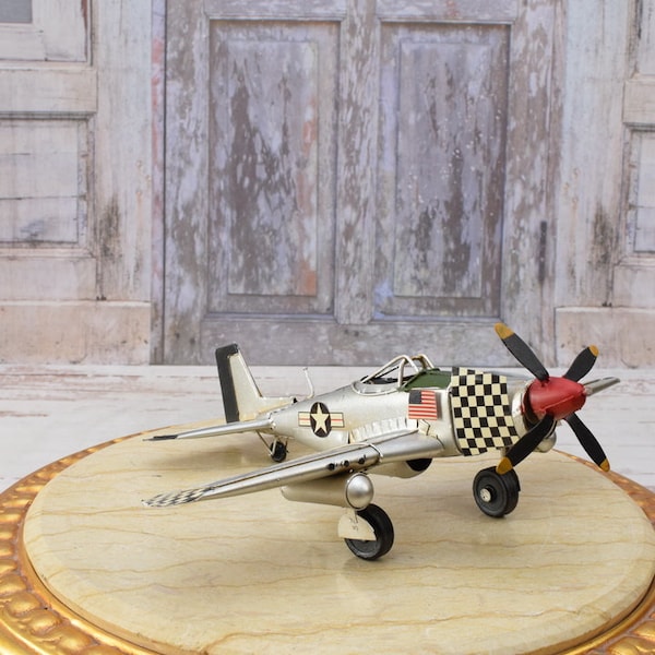 Grand avion militaire vintage - Modèle américain ancien en métal P-51D - Idée cadeau jouet - Objet de collection old school - Décoration d'intérieur