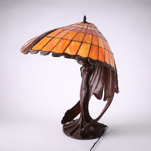 Handgemaakte glas-in-lood vloerlamp – art-decovrouw met paraplu
