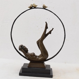 Escultura de mujer de bronce Art Déco con pájaros: Figura firmada