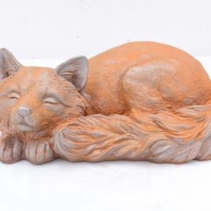 Cast Iron Realistic Sleeping Fox Statue – Rustic Garden Decor – Vintage Style Fox Figurine – Unique Outdoor & Indoor Gift
