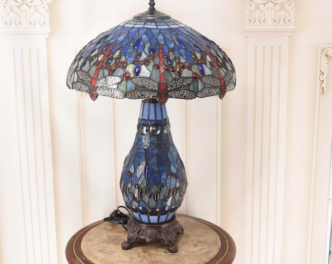 Large Tiffany Style Dragonfly Table Lamp – Blue Stained Glass Lamp – Illuminated Base – Vintage Decorative Lighting – Unique Gift