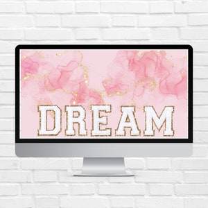 Puede incluir: Un fondo de escritorio rosa y dorado con la palabra "DREAM" en letras blancas con un contorno de purpurina dorada.