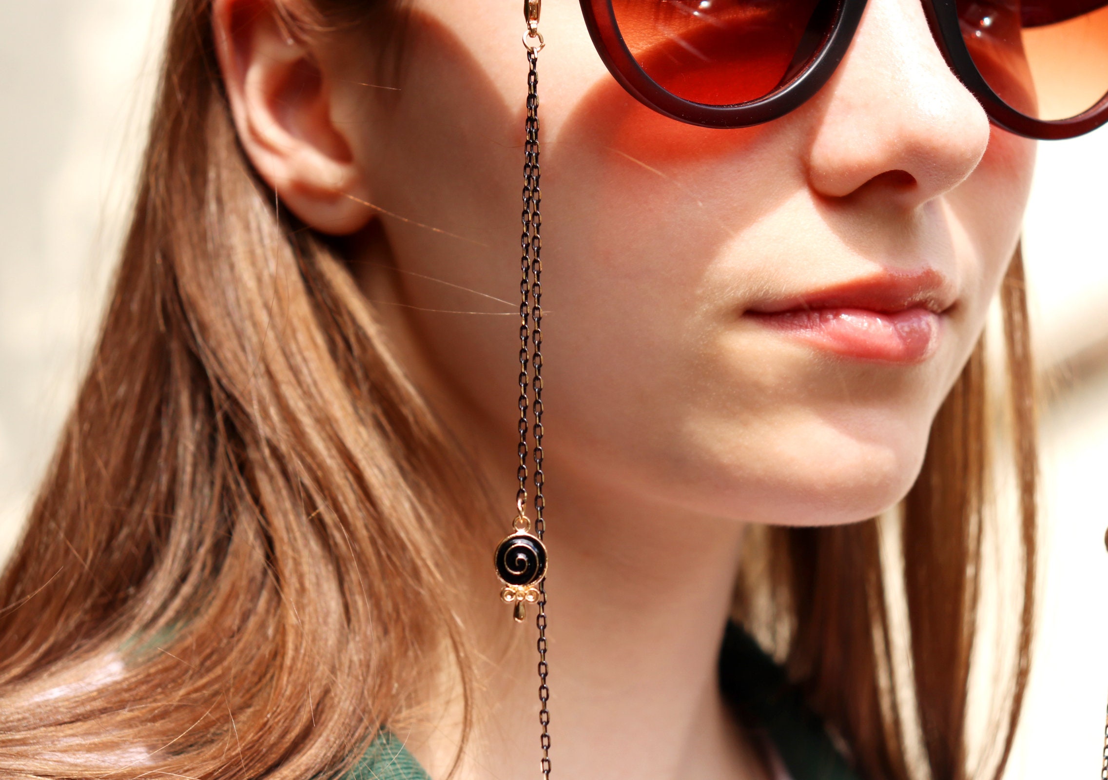 Charm Sunglasses Chain: Elegant Gold & Black Glasses Holder 