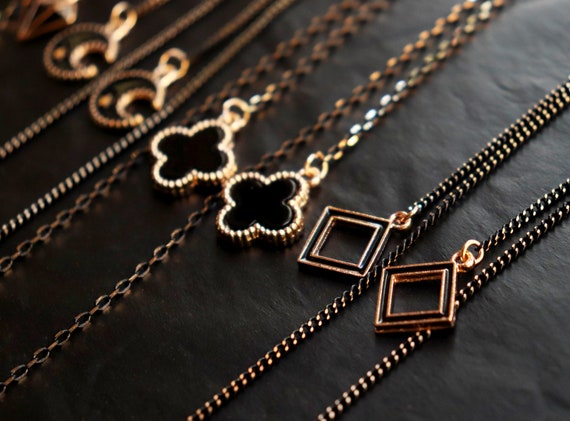 Charm Sunglasses Chain: Elegant Gold & Black Glasses Holder  display picture 1